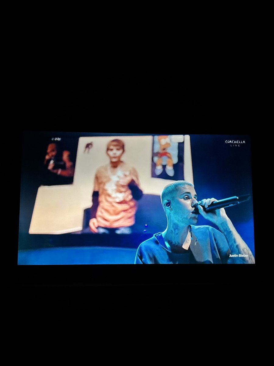msjazlynrenee's tweet photo. HANG IT IN THE LOUVRE #BIEBERCHELLA https://t.co/GfVpL7mjUX
