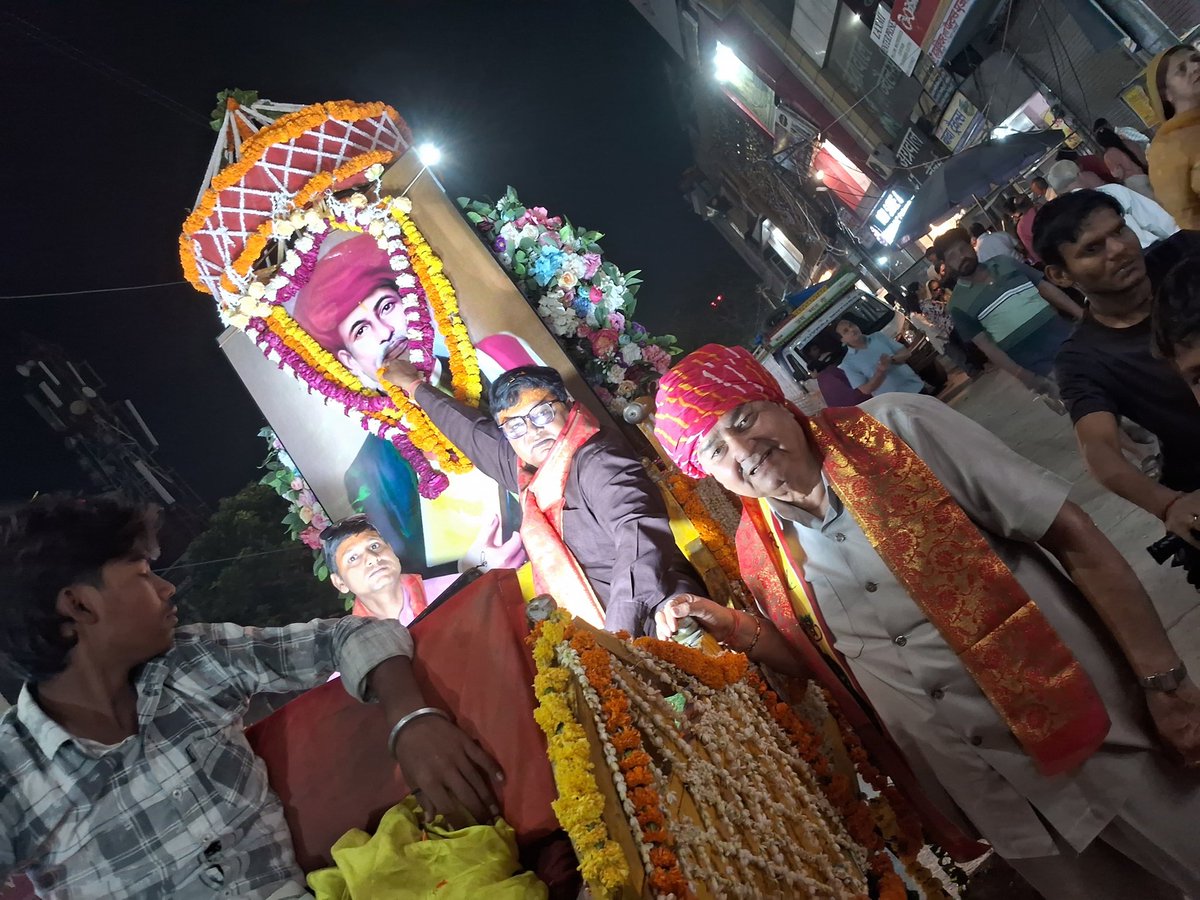 KunwarMathura's tweet photo. कल ज्योतिराव फुले जी की जयंती के अवसर पर #सैनी_समाज द्वारा #मथुरा शहर में निकाली गई भव्य शोभा यात्रा में शामिल होने का सौभाग्य प्राप्त हुआ।
समाज के महान विचारों और उनके योगदान को नमन। 🌼
#KunwarMathura #JyotibaPhule https://t.co/tDDsVqF1yd