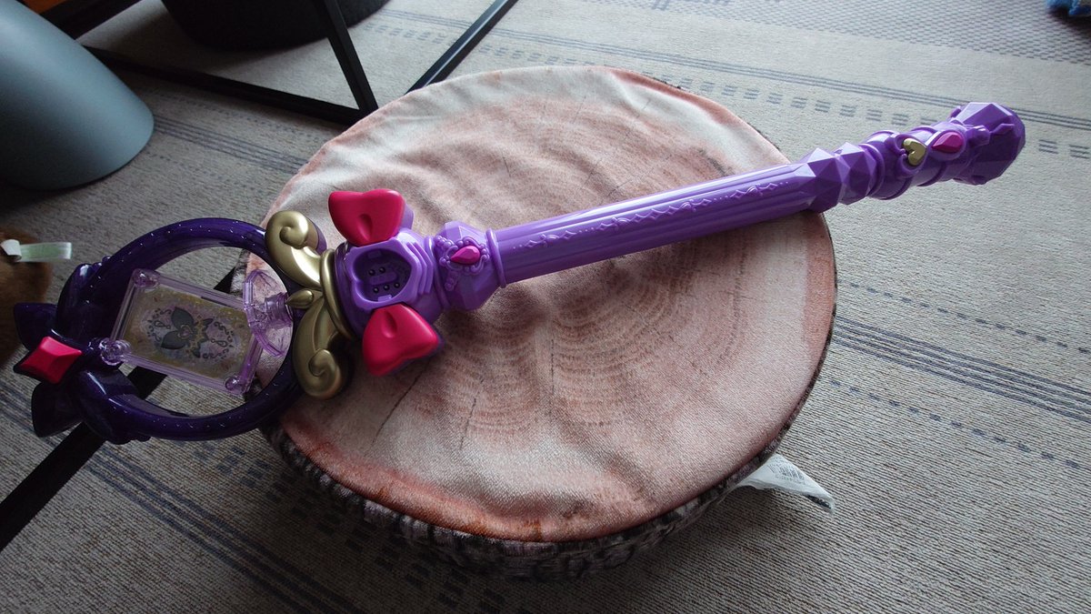 娘がめっちゃ欲しがってた、ティアアルカナロッド、ゲット✨

人気なのね、ぜんぜん売ってなくて、2〜3箇所回って、個人的に穴場だと思ってる所で発見して買いました。

開封した瞬間、娘が、長くないのね、、、って言ってました。

まあ、そりゃあね、、、