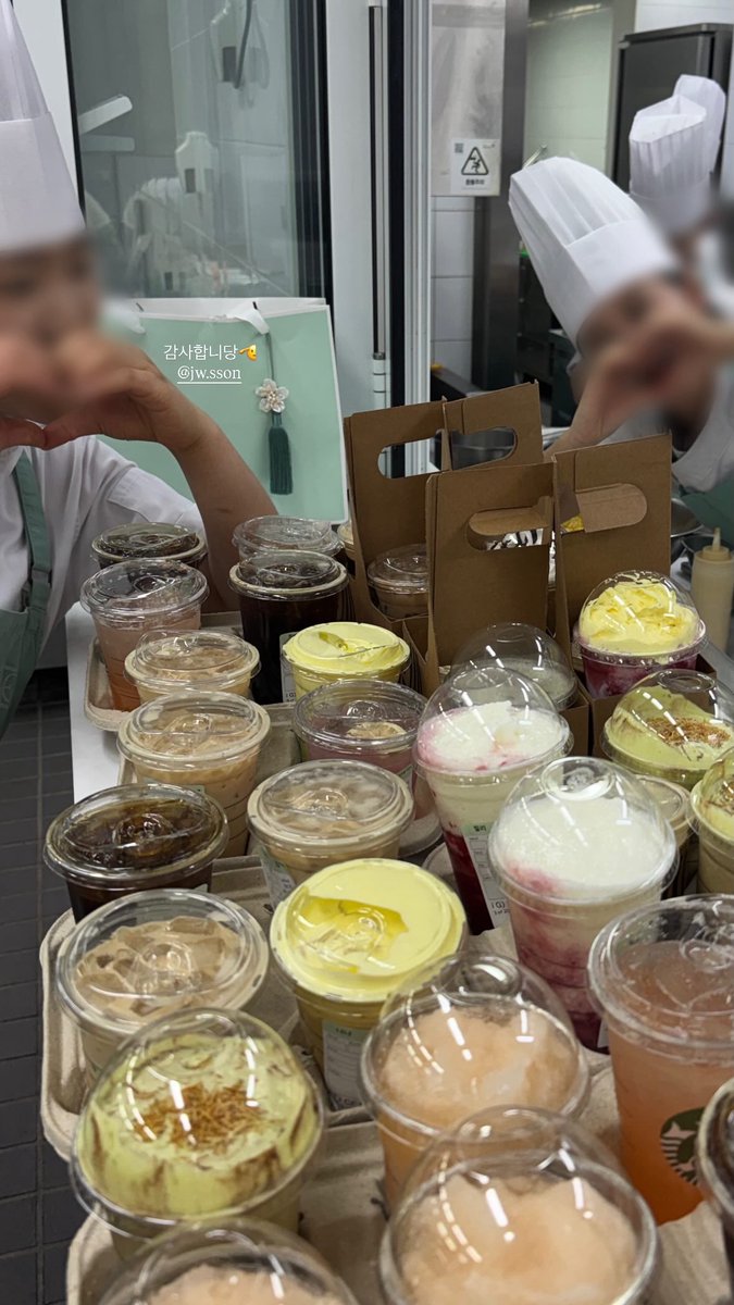yorisazip's tweet photo. 개개인 입맛 맞춰서 사준 스벅 커피 보니까 예전에 스탭밀 김밥도 각자 개인 입맛 맞춰서 다 다른 맛으로 사준거 생각남 https://t.co/vVWFJ23l2Q