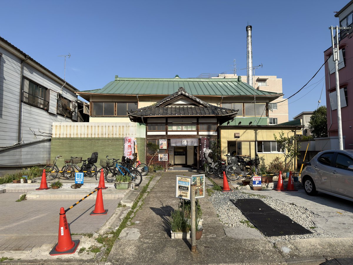 kaidanmeguri's tweet photo. 大倉山の太平館、いつの間にか入口の建物がなくなって全貌を明らかにしてるやん。脱衣所の窓が大開放なのは前からだけど。コーラよりも黒い黒湯。 https://t.co/q10YHGxFOA