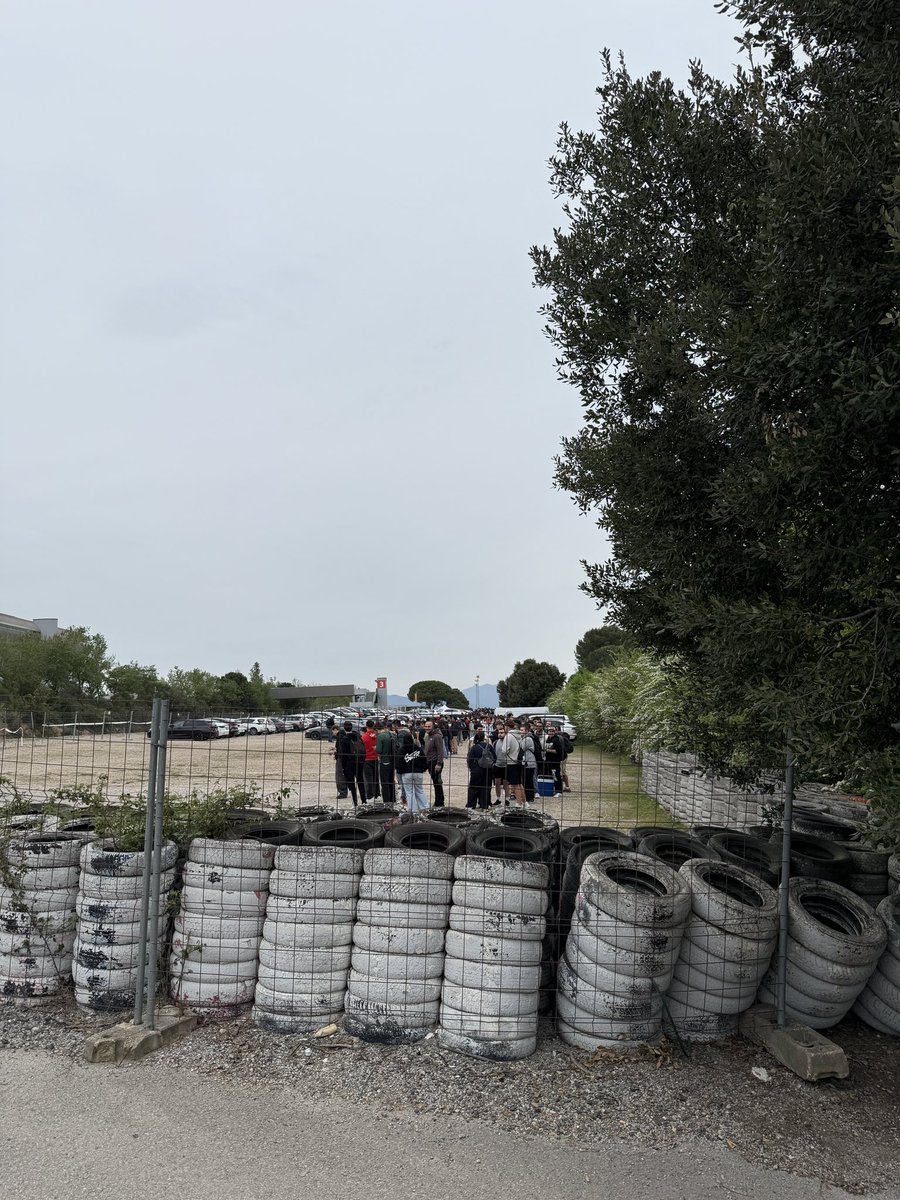 Jordirobles_'s tweet photo. Grandes @Circuitcat_es habilitando solamente una puerta de acceso para las #4HBarcelona #ELMS 🥲😩🫠 https://t.co/MJYsSHYlRj