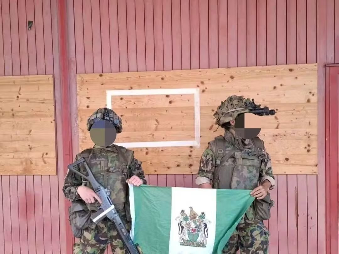 ced__bad's tweet photo. @Colin_Walks @Dix_Pourcent A qui est le drapeau? 
Au soldat de gauche ou soldat de droite ????

Il ont oublier de flouté les mains. https://t.co/rTYgZ9q6Lx