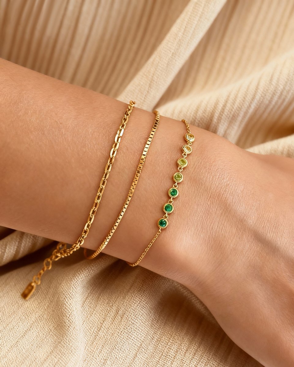 AniaHaie's tweet photo. 🌿A gradient of green, worn your way.
Pair with subtle stacks that frame the colour without competing.

#AniaHaie #Jewellery #braceletstacking #springjewellery #springstyles #greenjewellery https://t.co/U5K3Fa8mso