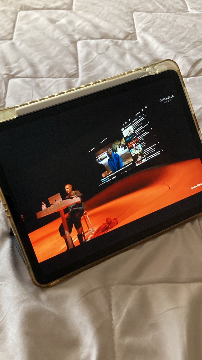 apasih kocak dia malah nonton youtube di coachella😭