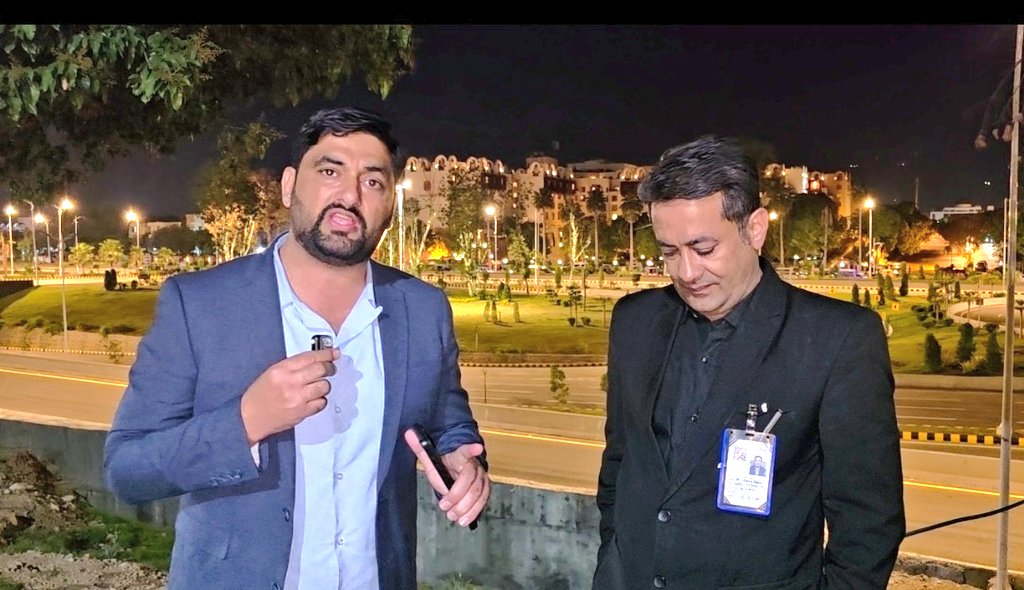 awaiskiyani24's tweet photo. دو دنوں پر محیط رہنے والے امریکہ/ایران مذاکرات کا پہلا دور مکمل۔دونوں جانب سے اپنے اپنے ملک کی بہترین ترجمانی کی گئی اور درمیانی راستہ نکالنے کی کوشش کی گئی،یاد رہے کہ عرصہ دراز سے ایک دوسرے کیخلاف لڑنے والے اور براہ راست جنگ کے فریق ایک نشست میں معاہدہ نہیں کر لیتے،معاہدے کیلئے اب عالمی برادری کو بھی دونوں فریقین پر زور دینا ہو گا اور یہی اصول ہے۔۔۔پاکستان ثالث کے طور پر بہترین کام کر رہا ہے