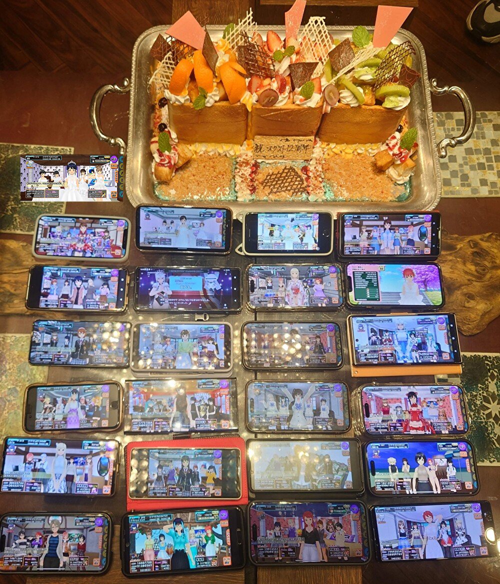 yamashitam_sgs's tweet photo. #スクスト 12周年オフ会 with 総勢25名！を敢行しました！オンラインサービスが終了しても、こういった思い出や想いを語り合う場は作っていきたいですね。ハニトー3連結を囲んでリアル集合写真やステ画集合写真を撮ったり、アクステ等を集めて撮影会したり…皆様ご参加誠にありがとうございました！！ https://t.co/yBDeKMtYGn