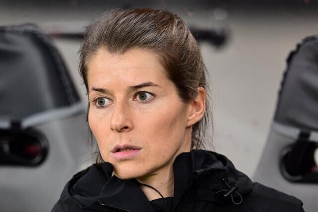 lequipe's tweet photo. Marie-Louise Eta, première entraîneure de l'histoire en Bundesliga

À la suite de sa défaite à Heidenheim, l'Union Berlin a choisi l'ancienne joueuse Marie-Louise Eta pour remplacer son entraîneur Steffen Baumgart. Une première en Bundesliga.

➡️ https://t.co/qp6mhkUmPj https://t.co/KC2gpSztF5