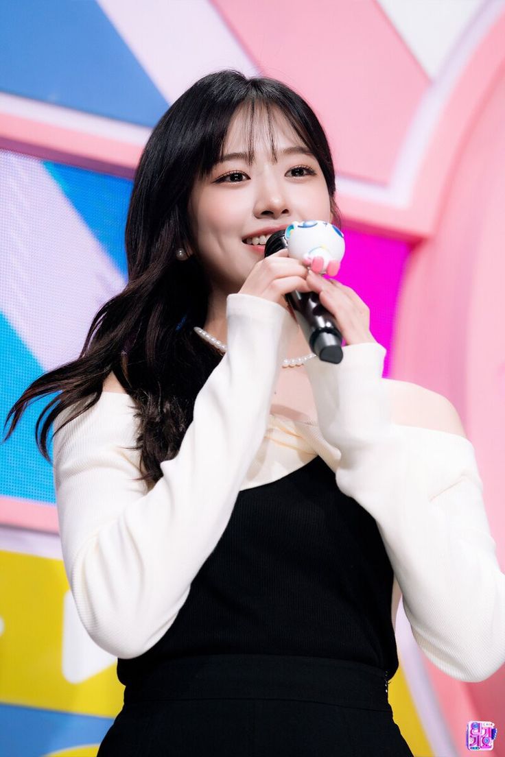 myujien's tweet photo. @mmaki "dan selanjutnya~ tenang gais karena selanjutnya akan ada ucapan dari para Starguards kesayangan kita yaitu BLANC, pegangin diri kalian gais sebelum banjir air mata dipersilahkan @TheDreamypiaSUB ”
Valen mempersilahkan para Starguard untuk menaiki panggung dan menyerahkan mic. https://t.co/x83YWYkmj5