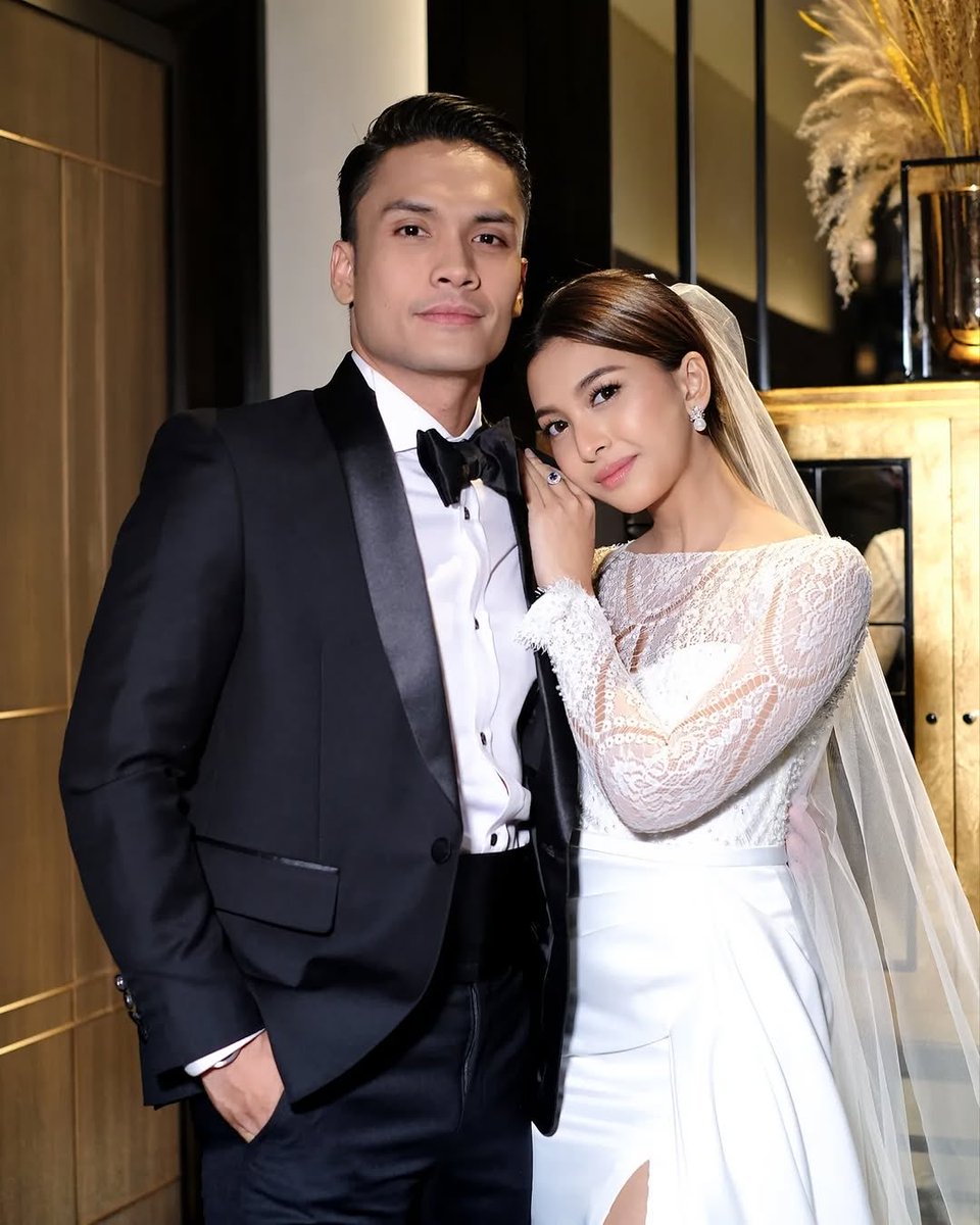 onlymaariee's tweet photo. mature love stories written by mbak @donna_rosamayna πβ¨
#SenaDa (Sena Airlangga Abraham & Davina Kusuma) trope-nya fake dating.
sementara #JeNov (Jeffrey Wardana & Novia Ananda Ekaputri) trope-nya guardian angel.
#TerikatJanji #TakdirCintaYangKupilih https://t.co/EcQUd2kcAO