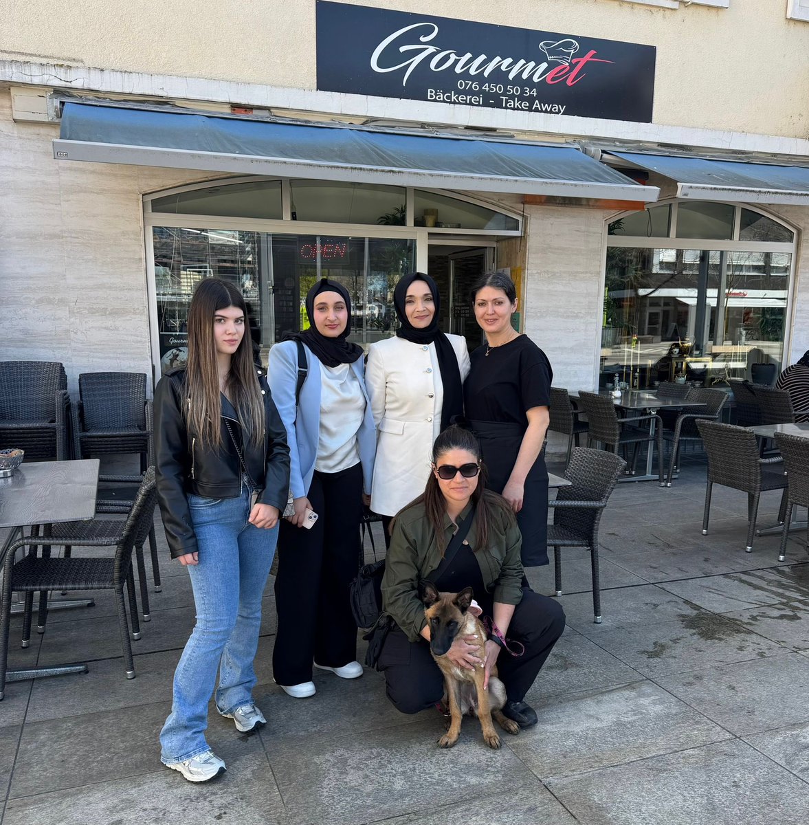 NurayColak1511's tweet photo. Hayat siyah beyaz aslında,
Onu  renklendiren sevdiklerimiz , yaşadığımız küçücük 
mutluluklar, içtenlik, samimiyet, 
Bir tebessüm, ufacık bir iyilik ..
Yani çoğu zaman değerini bilemediğimiz, 
Yapmaktan imtina ettiğimiz şeyler ..
Umut pencereniz hep açık olsun ..
Hayatı kaçırmayın ..

Güzel huzurlu bir pazar günü
 diliyorum …

📍Zurich İsvicre