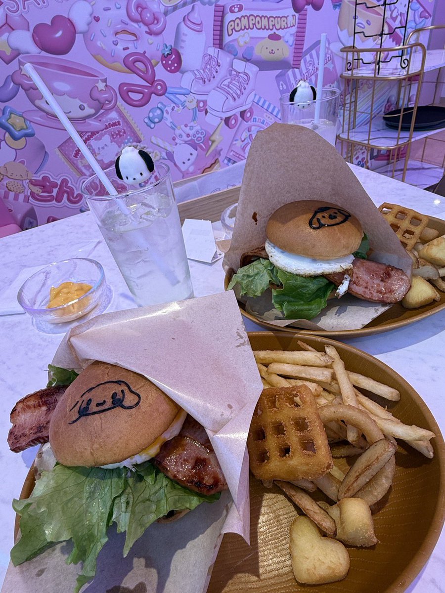 (ズッ友〜)🥹🧡💚🤎💜
プリクラ風🐶✨の落書きがかわいい💕
また原宿のサンリオカフェ☕️🍰
ゆっくりリベンジしたい🌺
普通に美味しかったポムバーガー🍔🤤