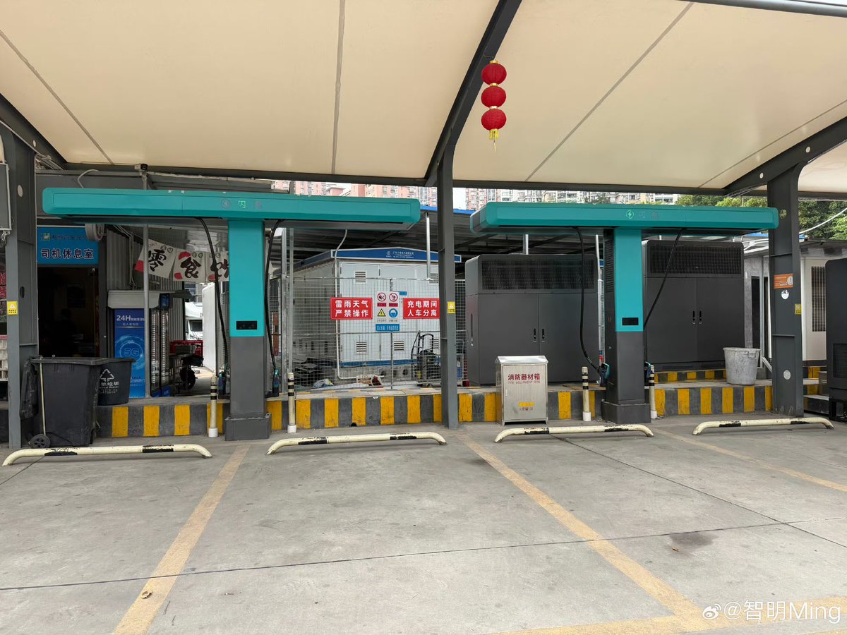 DriveGreen80167's tweet image. One internet user in China 🇨🇳 wrote that a new charging station had just been installed near his home.

After Didi, Aion, Li Auto 5C, Zeekr, NIO charging, NIO battery replacement, and CATL Choco-SEB battery replacement, BYD flash charging has now been implemented and launched. ⚡️