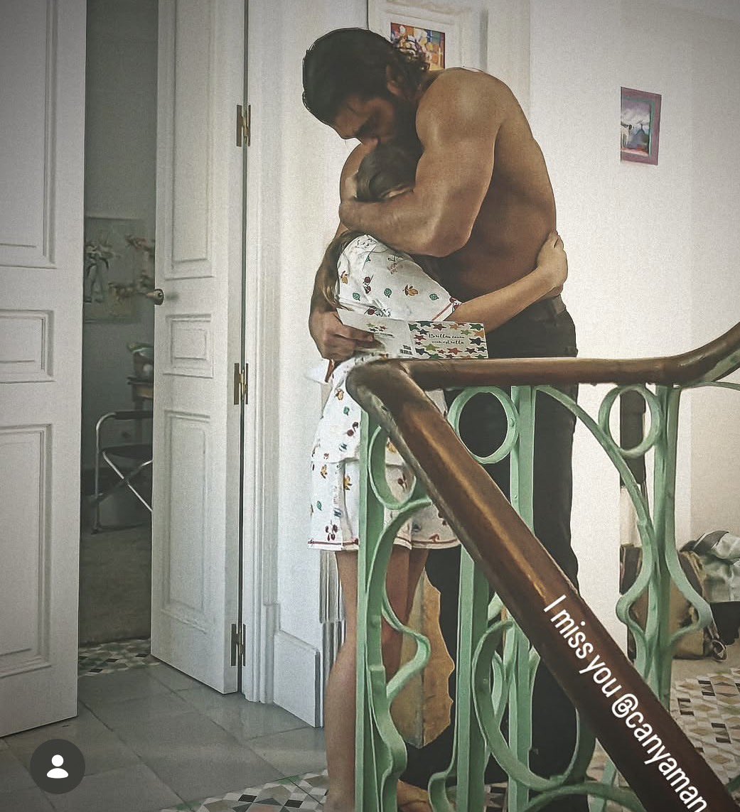 Canyaman59409's tweet photo. Noa Rollon - I miss you #CanYaman 

yes... this hug was heavy...Because here, not only does a project end, a chapter closes that stays inside forever.

Thank you for every moment, for the care, for the truth...and for making easy something that for many would be impossible
♥️♥️🌹 https://t.co/tFnP1VVMWr
