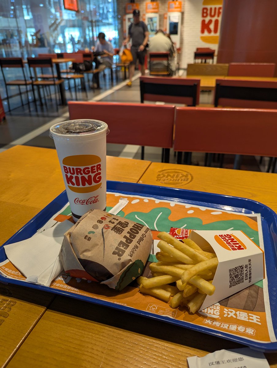 sic_bo's tweet photo. いつものところで
いつものもの食って
いつもの反省会

空港前道路がクラクションの嵐…あ〜中国だな〜、と思う。
中国は和諧の国なのでは😅？
我がバスが一番運転乱暴で積極的に鳴らしており、絶対に譲らない。それにしては青信号の交差点で必要以上に徐行するのは、突っ込んでくる車がいるからw？ https://t.co/KzVKxheeVZ