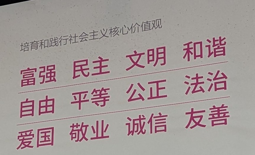 sic_bo's tweet photo. いつものところで
いつものもの食って
いつもの反省会

空港前道路がクラクションの嵐…あ〜中国だな〜、と思う。
中国は和諧の国なのでは😅？
我がバスが一番運転乱暴で積極的に鳴らしており、絶対に譲らない。それにしては青信号の交差点で必要以上に徐行するのは、突っ込んでくる車がいるからw？ https://t.co/KzVKxheeVZ