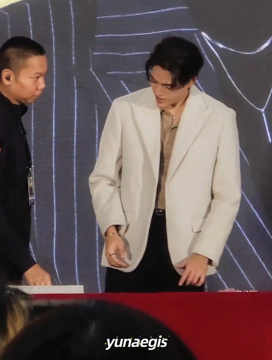 Xing_Onn's tweet photo. Going to censor land but still letting the world know he’s taken 👀

Wearing the VC bracelet just like Joss does… so now you all see the pattern, right?

Gawin doesn’t even wear that bracelet often, but suddenly it’s on at his solo event… AND in China???

Yeah… bro really said “let me drop a bomb real quick” 😭

GAWIN STEP CLOSER IN SZ #GAWINFSINSHENZHEN 
Gawin pic crd to owner ❤️