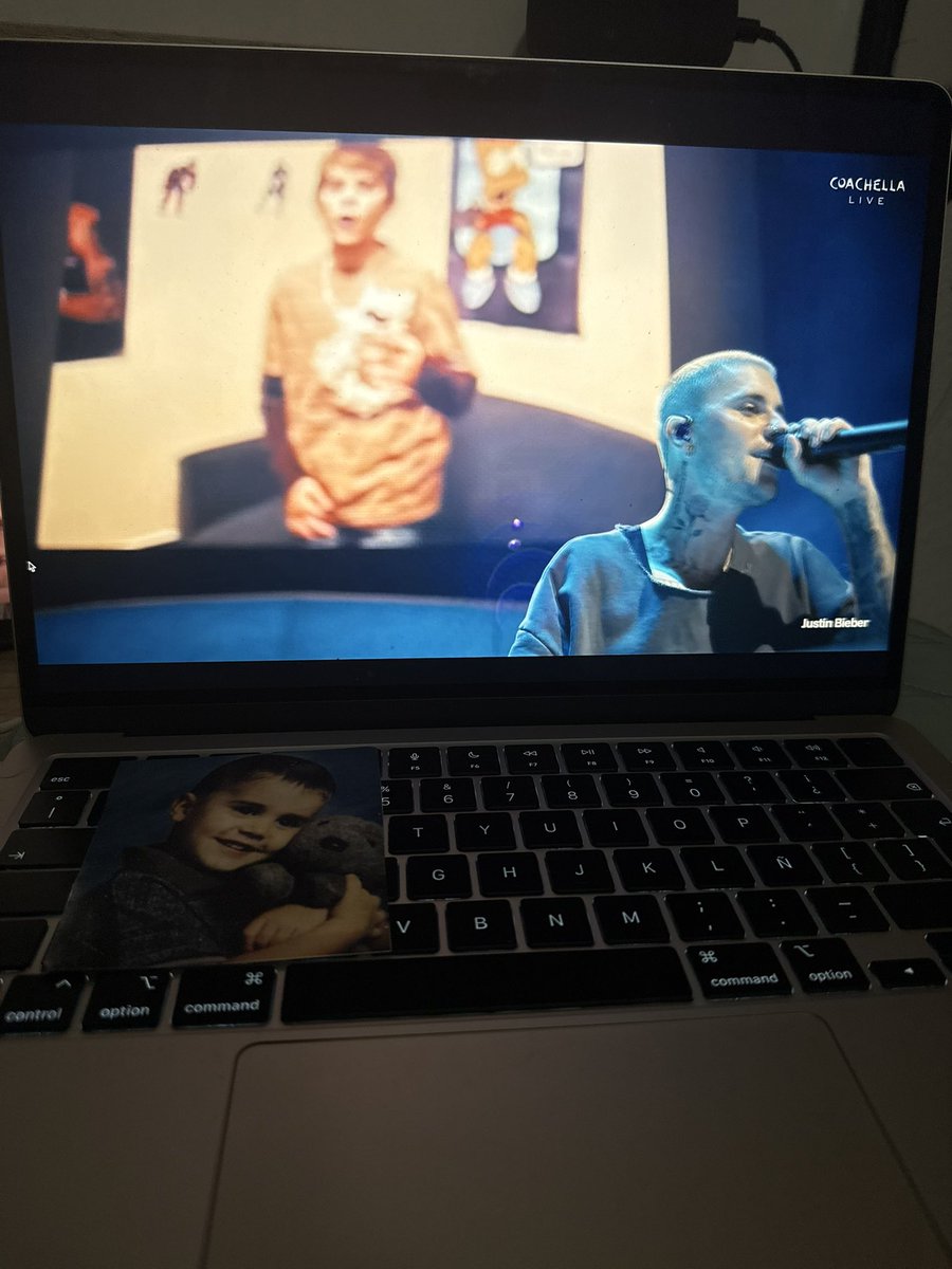 annieesanchezz's tweet photo. en uno de los shows mas importantes de su carrera, se sentó y se puso a ver el video donde todo empezó, cine🚬 siempre belieber y siempre orgullosa de ti @justinbieber #bieberchella 💜💜 https://t.co/hcYzahs0l3