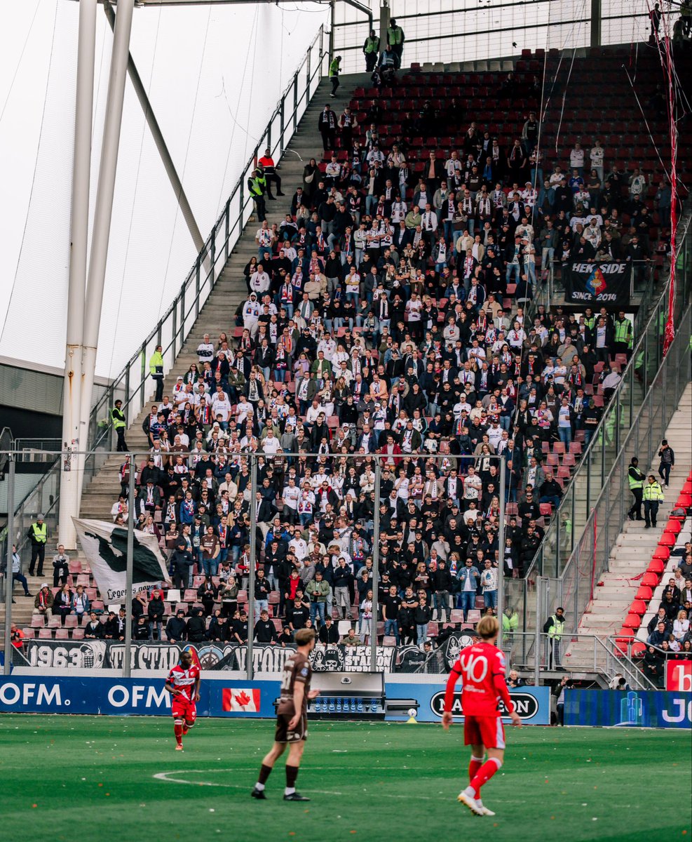 telstar1963nv's tweet photo. 655x support! 👏🤍

#WitteLeeuwen #utrTEL https://t.co/RvgahdihTx