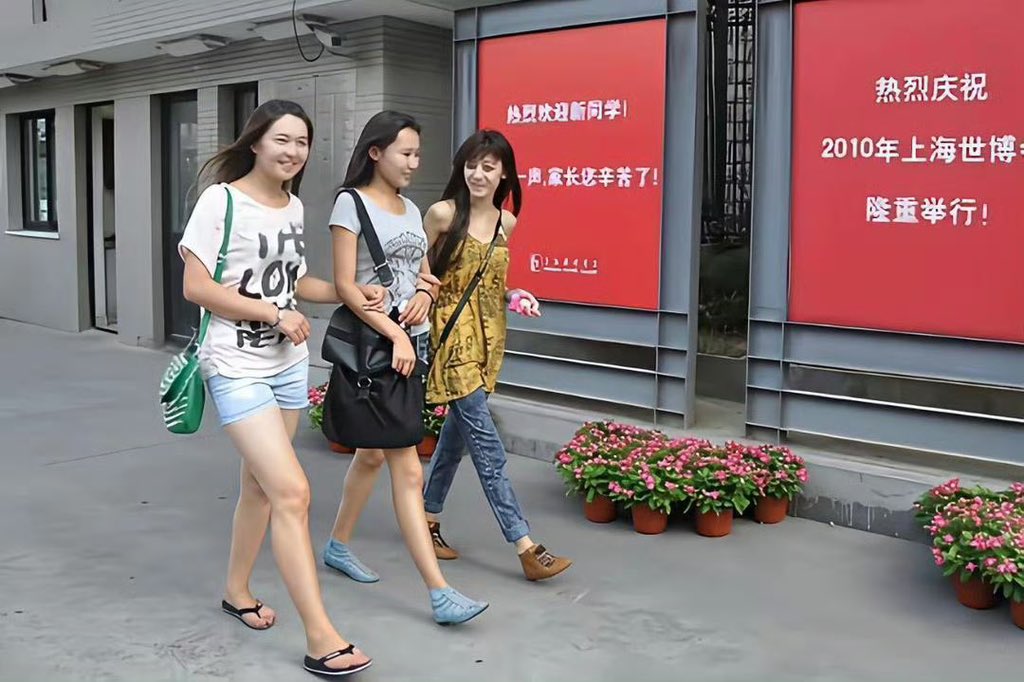 迪丽热巴
谁能想到当年的土味小孩儿变成了现在的超级巨星 https://t.co/fARVELFDVp