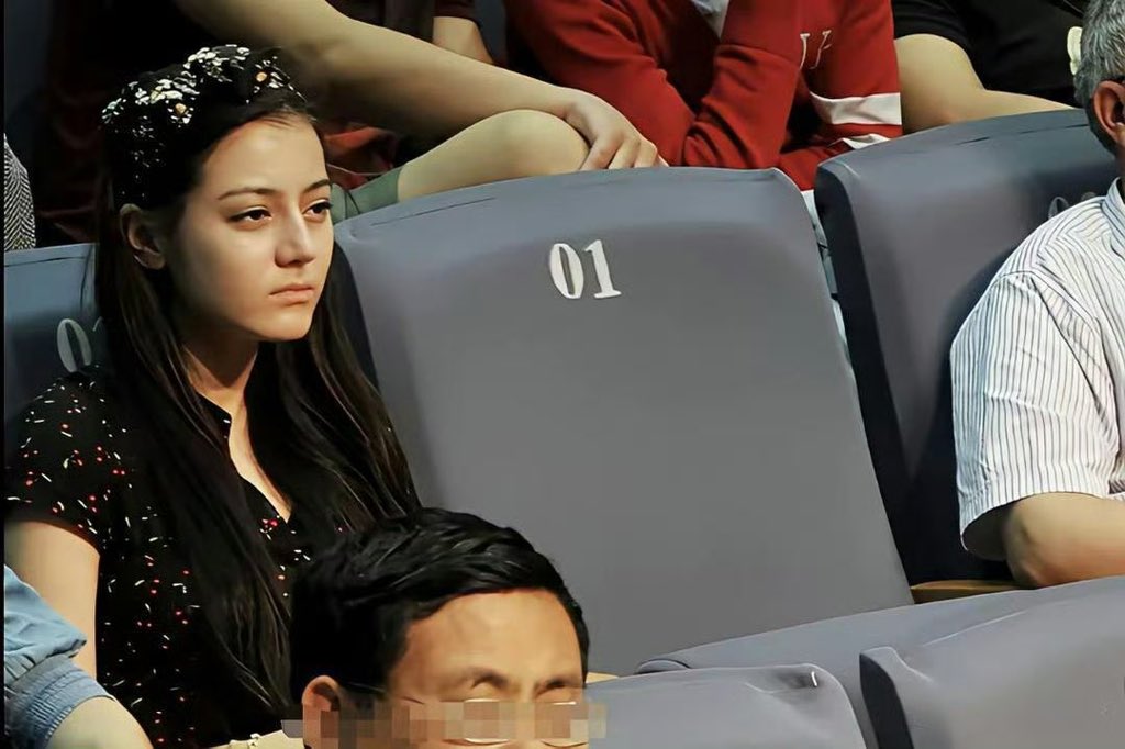 迪丽热巴
谁能想到当年的土味小孩儿变成了现在的超级巨星 https://t.co/fARVELFDVp