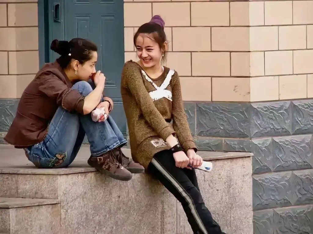 迪丽热巴
谁能想到当年的土味小孩儿变成了现在的超级巨星 https://t.co/fARVELFDVp