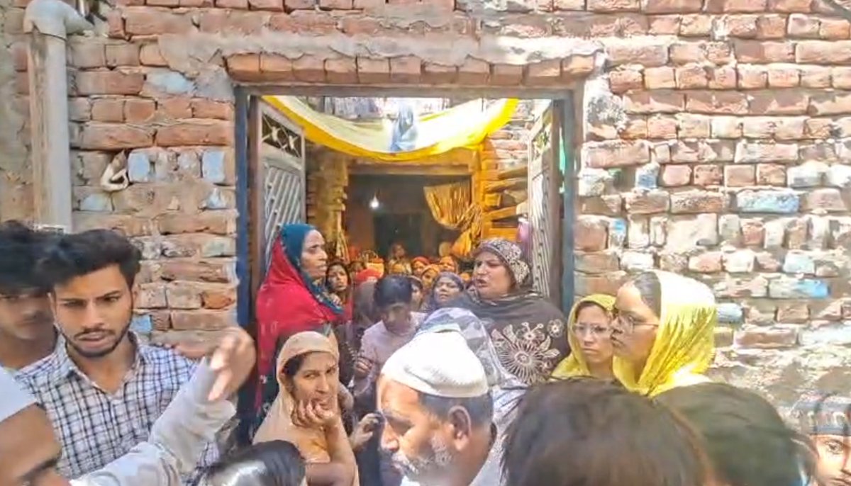 jmdnewsflash's tweet image. #Ghaziabad  के टीला मोड़ क्षेत्र में दिल दहला देने वाली वारदात। 4 साल की मासूम का शव कार के नीचे मिलने से हड़कंप मच गया। जांच में सामने आया कि बच्ची को उसके सगे मामा ने बहला-फुसलाकर ले जाकर हत्या कर दी और शव फेंक दिया। पुलिस ने मामला दर्ज कर आरोपी की तलाश तेज कर दी है।