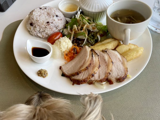 犬サービスしてきた
これは私のごはん
犬を膝に乗せスマホを見てたら急に犬が「ミャ〜オ」と鳴いたので「猫やったんか?」と言ったら「ワン!」と吠えて会話が成立した 