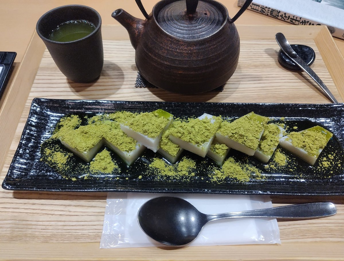 optimlwildriver's tweet photo. ICEの前のくず餅🙏🏻
昔おばあちゃんがよく買って来てくれた思い出。 https://t.co/SJlZEdbrAi