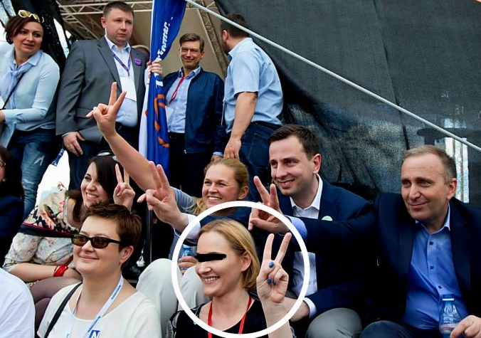 AdamKAS7's tweet photo. Działacze PO kilkakrotnie zawieszali buciki na kościołach, zwracając uwagę na problem pedofilii wśród księży.  Ale gdy pedofilia pojawiła się w ich środowisku, nastąpiła zmowa  milczenia. Nikt nie wieszał bucików na siedzibie PO.
I to się musi zmienić. https://t.co/Je9vxdsplZ