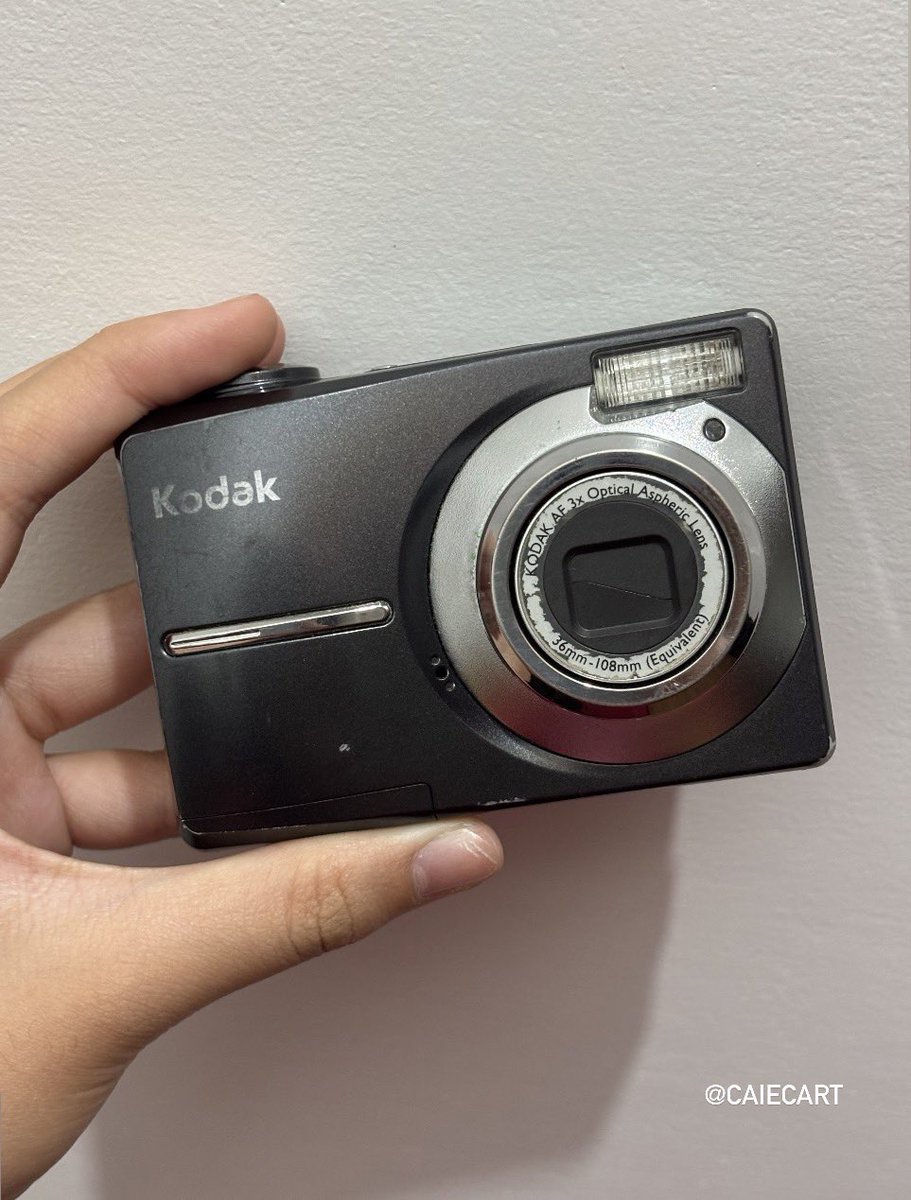 caiecart's tweet photo. ⟨ wts lfb digicam ph ⟩ 

✶ Kodak EasyShare C613 
      ↪︎ ₱2850 
      ↪︎ all functions are working 
      ↪︎ 8/10 cosmetics
✶ Inclusions : batteries, dust bag, &amp; beaded strap

dm or reply “mine”

# digicam kodak wts lfb digital camera ph https://t.co/QKRMA4Ycsa