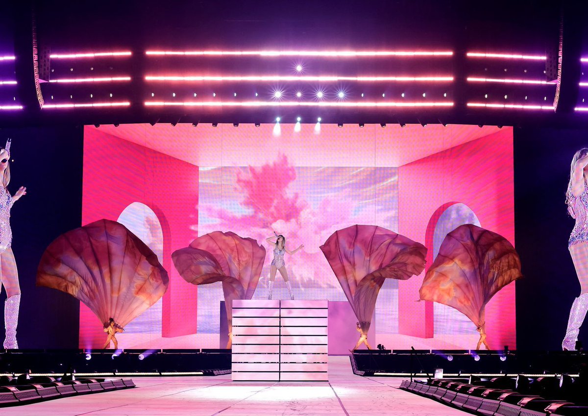 Mєℓ 👑 tweet media