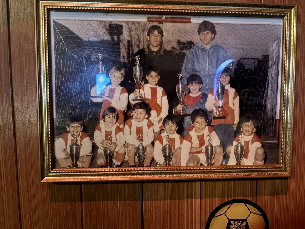 Swapnily05's tweet photo. @TheAminFCB2 Spot the GOAT 🐐 💙❤️ https://t.co/khLGTtgZJi