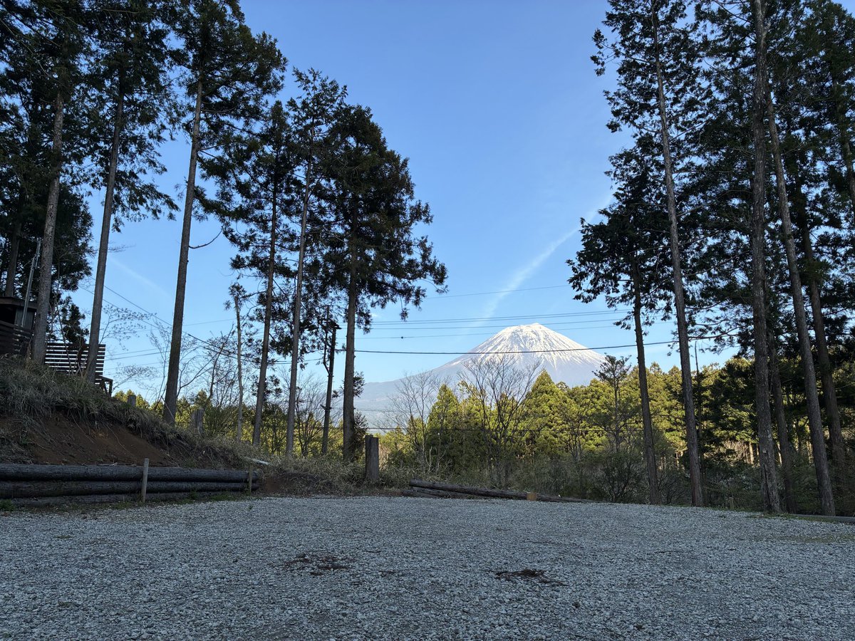 youz_live's tweet photo. ありえないくらいデカい富士山が見える https://t.co/vXMFkxXMCT