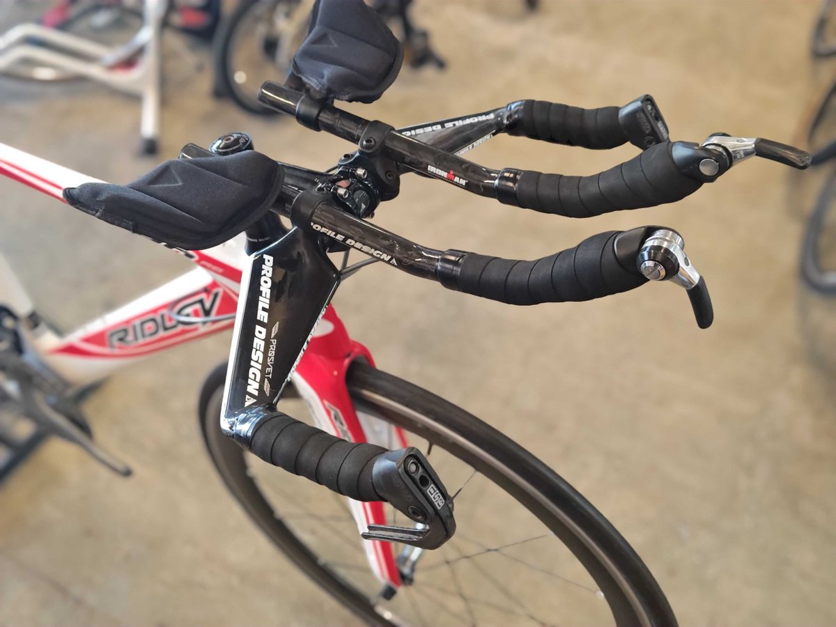 buychari's tweet image. 【熊谷本店 店舗情報🚲】
お得なTTバイクをご紹介！！

RIDLEY DEAN RS 2011

ULTEGRA 6700とWHRS80 C50の組み合わせでお得にTTバイクに乗れちゃいます。

年式は古いですが状態は良好な為気になる方は店舗にてチェックしてみてくださいね☺️

#バイチャリ
#RIDLEY
#タイムトライアルバイク