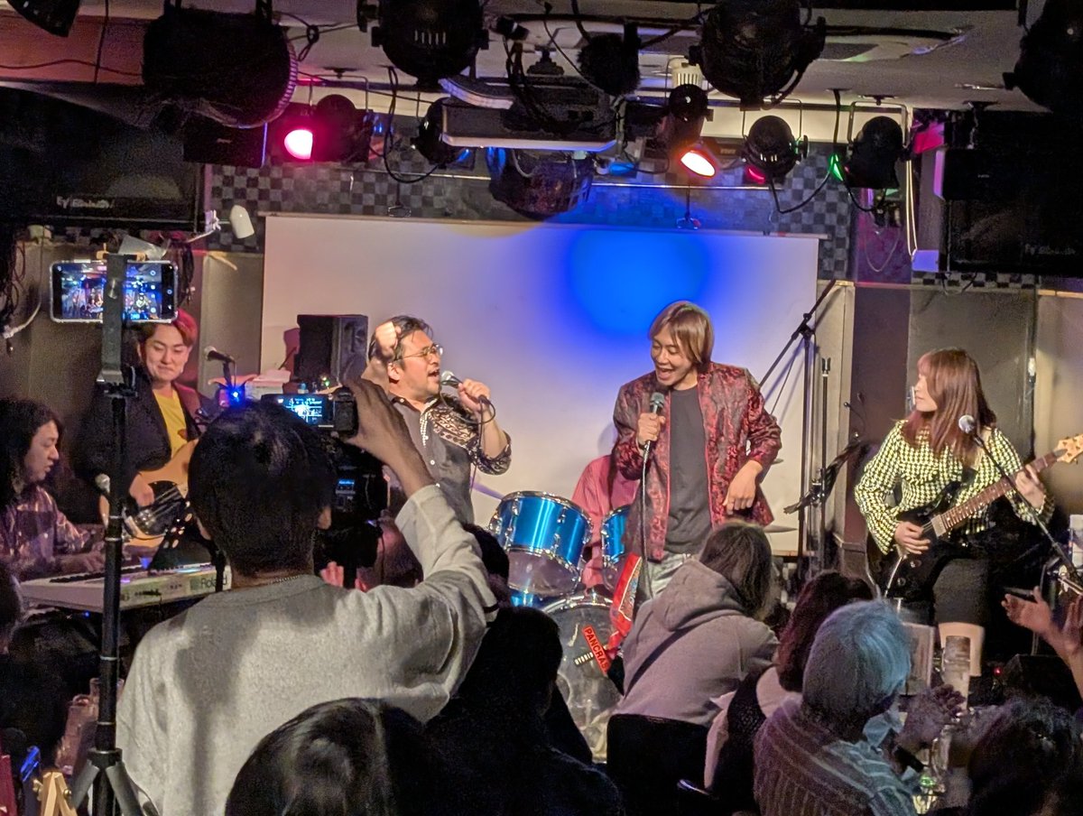 surfcoasters_94's tweet photo. 4/11(土)赤坂カンティーナ
ワンマンライブ無事終了

Opening ActのPastel Echo with Hamazooさんは80s限定カバーで大いに盛り上げていただき、80年代に青春ど真ん中だった中シゲヲも本番前にテンションぶちあがり！

サーフコースターズも満員のお客様の前で２時間のステージ
10日の夜に中シゲヲが思いつき、当日コード譜を書き、サウンドチェックで初合わせした新曲も披露されました！

赤坂カンティーナ北浜店長、Pastel Echoの皆様にお呼びいただいたサーフコースターズ初体験のたくさんのお客様にも楽しんでいただけたようで素晴らしい時間となりました！

ご来場いただいた皆様ありがとうございました！