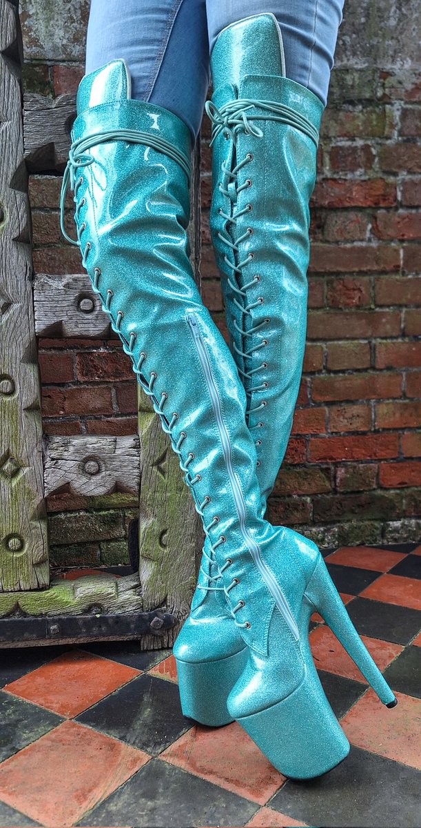 Leather Vikki tweet media