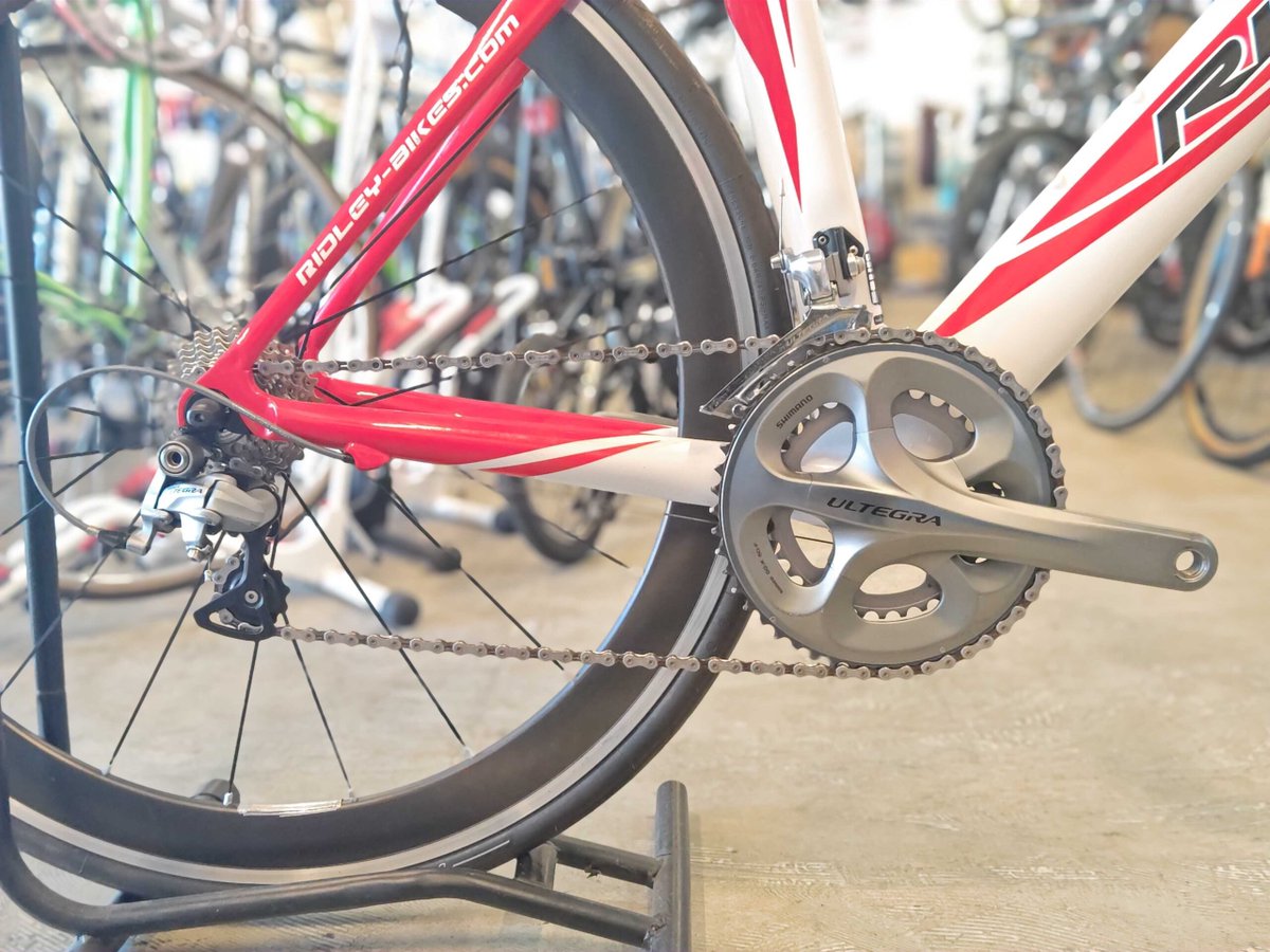 buychari's tweet image. 【熊谷本店 店舗情報🚲】
お得なTTバイクをご紹介！！

RIDLEY DEAN RS 2011

ULTEGRA 6700とWHRS80 C50の組み合わせでお得にTTバイクに乗れちゃいます。

年式は古いですが状態は良好な為気になる方は店舗にてチェックしてみてくださいね☺️

#バイチャリ
#RIDLEY
#タイムトライアルバイク