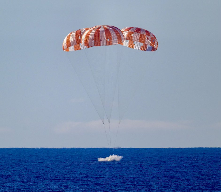 Everytime I see coverage of the astronauts making touchdown in the ocean <a href="/lynniehamish/">Hamish’s Lynne</a> I can not help think of giant Tunnock teacake wrappers