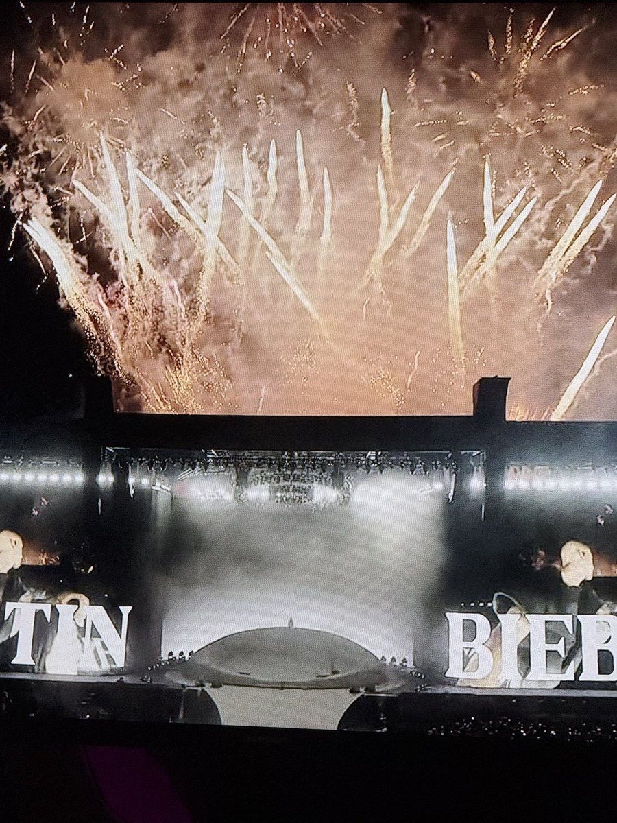 JkmalkJ's tweet photo. So proud of him and glad to see him smile 
 #BIEBERCHELLA https://t.co/S1P9C25l3n