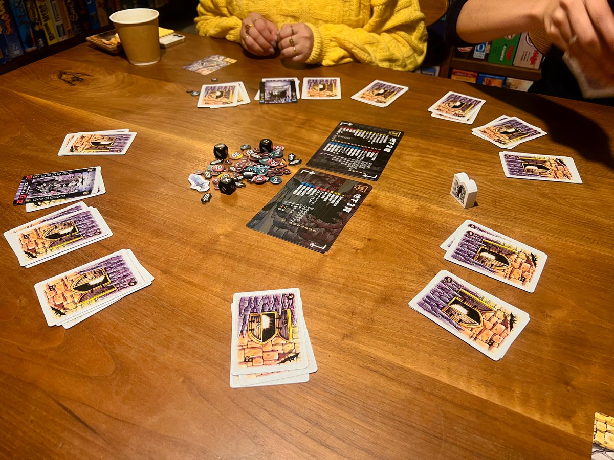 helloで遊べるゲーム紹介
『ぐるぐるラビリンス』

まずは好きな山札をチョイスして見る！
要らなければカードを時計回り、かつ昇順にぐるぐる撒いていきます🌀

良い感じのデッキを拾った所で脱出！
手札内の💀と⚔️の数でダンジョンクリアを目指すマンカラデッキ構築(？)×チキンレースゲームです！