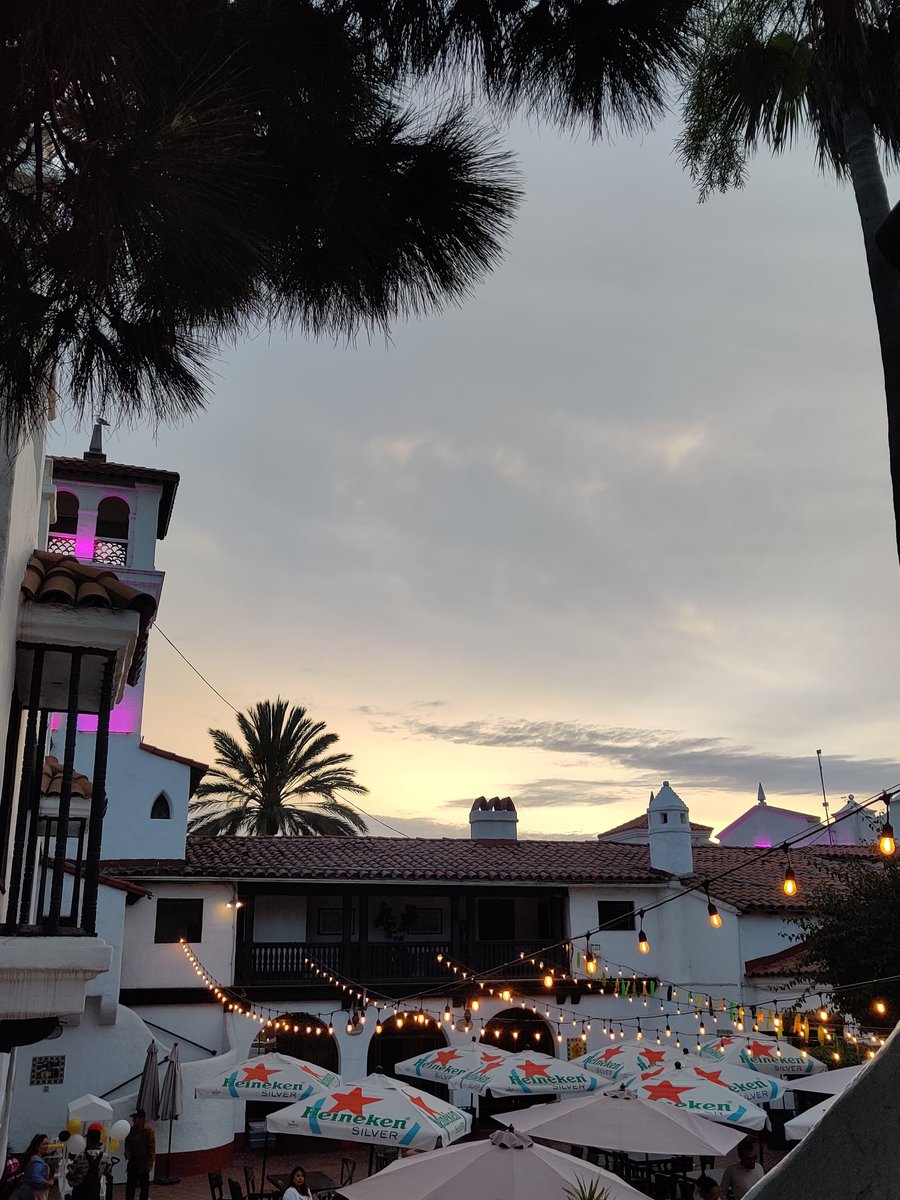 Desde cualquier ángulo la Cenicienta del Pacífico es bella,
#Ensenada de mi corazón.
 Centro Cultural Riviera, al fondo Café Andaluz.