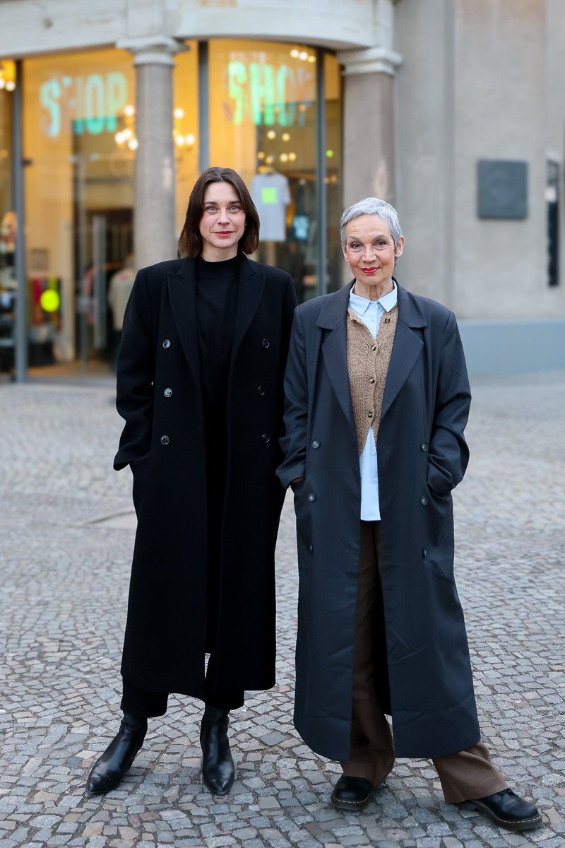 blnensemble's tweet photo. über Theater reden: diese Woche endet die dritte Staffel unseres Podcasts "Wie war's?" mit Marion Brasch und u.a. Max Czollek, Simon Dömer, Robert Habeck, @Maren_Kroymann und Christiane Paul. hört mal rein auf https://t.co/0msPpk4sjT und überall, wo es Podcasts gibt! #BEpodcast https://t.co/S6r8wkCU18