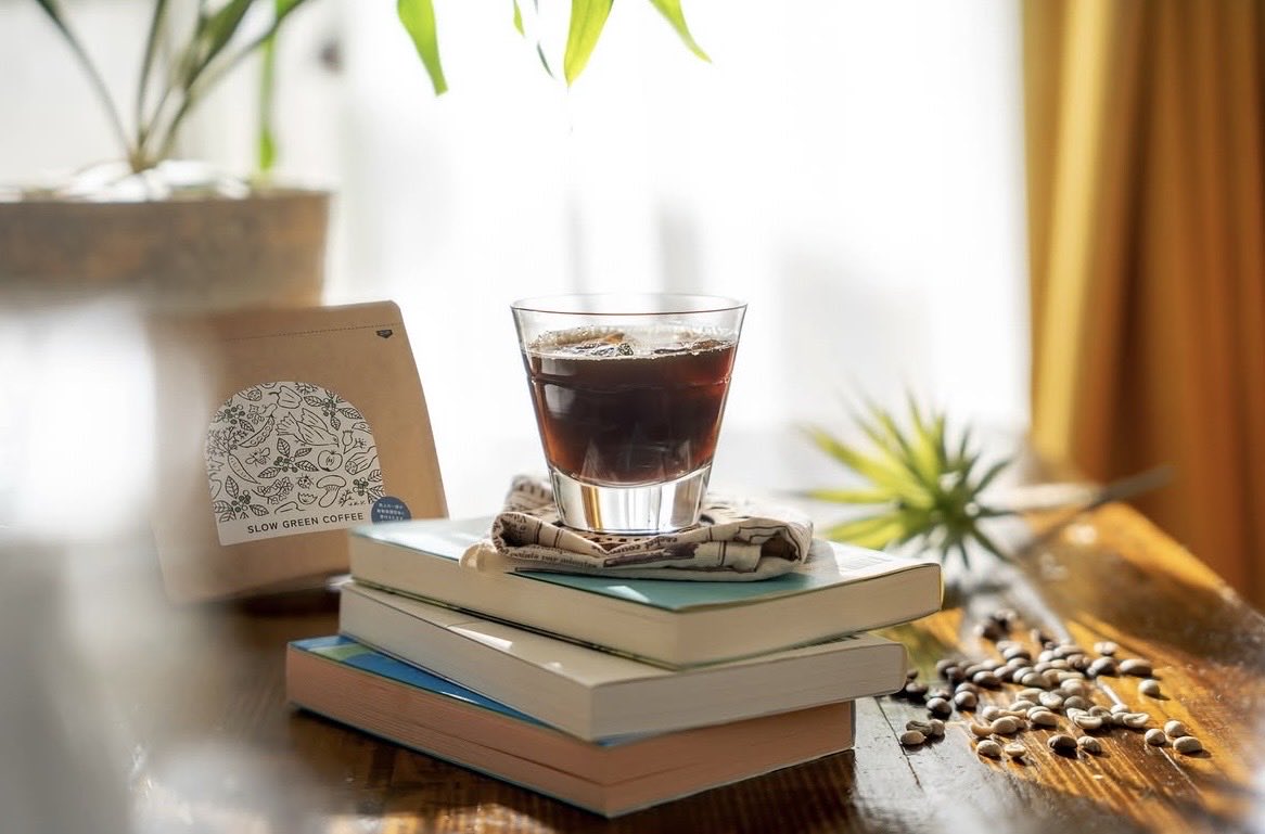 夏に向けて、アイスコーヒーも楽しめます☕️✨
⁡
スローグリーンコーヒーは水にもさっと溶けるから、冷たい水に入れるだけでアイスコーヒーに🧊
⁡
低カフェインだから午後も気兼ねなく、抗酸化力は焙煎コーヒーの約22倍。
おいしく飲みながら、体の内側からケアできる一杯です。