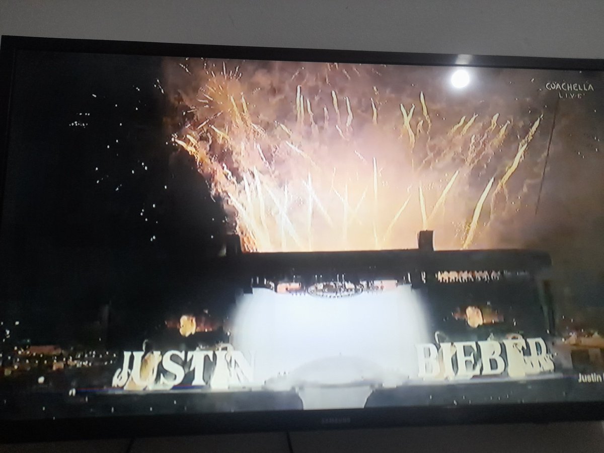 definitivamente fue su noche #BIEBERCHELLA 💜💜💜