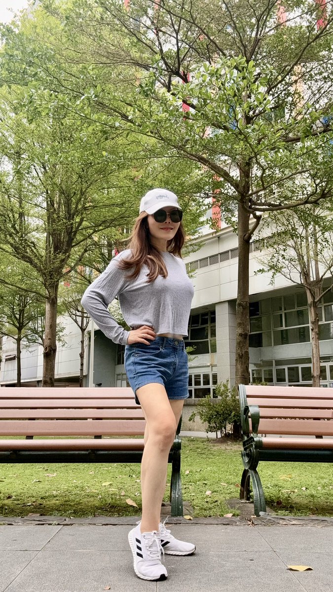 TaiwanCatherine's tweet photo. 近朱者赤？和另外兩位美女一起做瑜伽
（去年五月，N Y） https://t.co/riSTR3HuPP