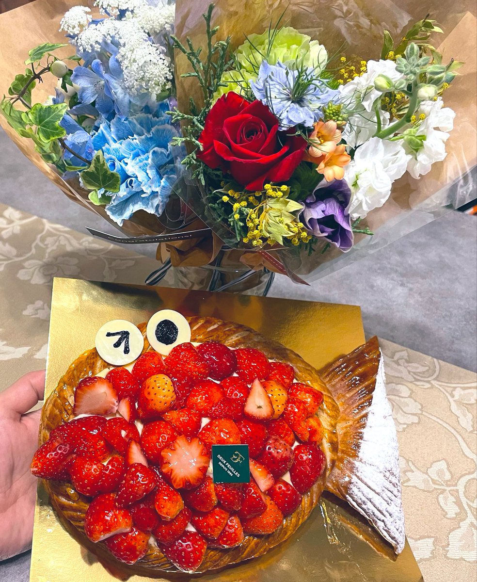 少し前ですがしれっとまた一段大人になりました💃

カスタードといちごたっぷりパイを食べました🎂
ケーキ大好きです🥰🤤

大人になると体が重くなるって本当の話だったんだなぁと感じはじめています🍵