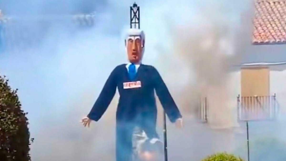 MenaToday1's tweet photo. #Israel said on Saturday it had #reprimanded #Spain's most senior #diplomat in #TelAviv over the blowing up of a giant #effigy of Prime Minister Benjamin #Netanyahu in a Spanish town this week @IsraeliPM @EmbEspIsrael @SpainMFA
https://t.co/5eLUvdygQ9 https://t.co/zPU8Htr7Fw