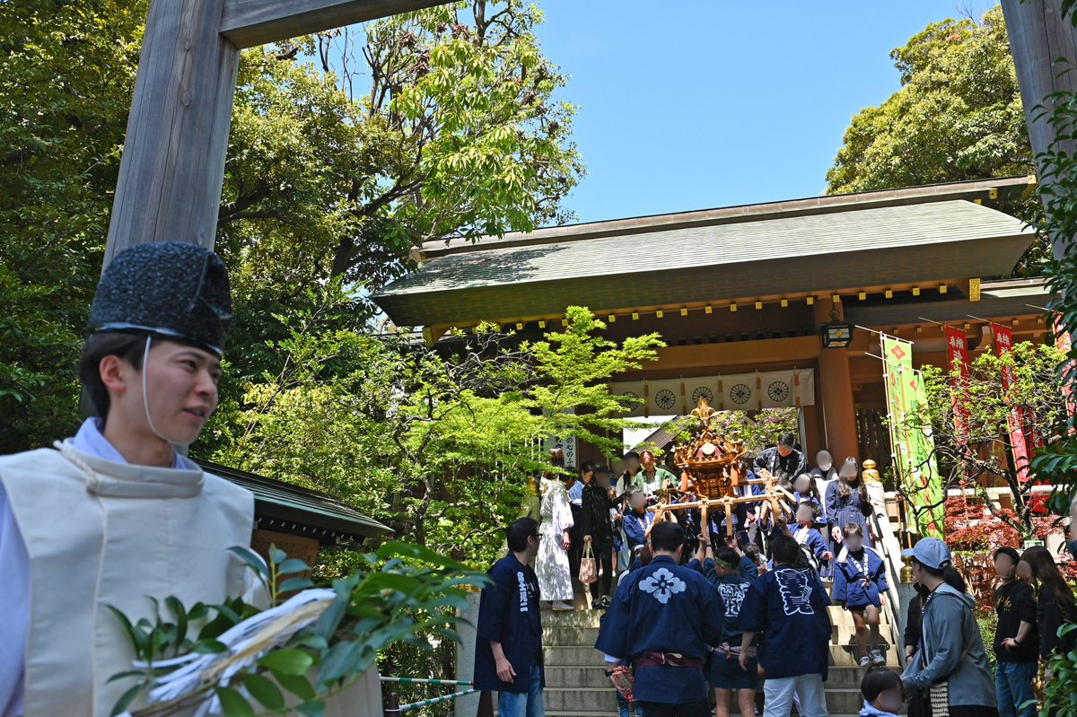tokyodaijingu's tweet photo. 4月17日（金）は東京大神宮の前身「日比谷大神宮」が創建された日です。
毎年この日に例祭を執り行い、皇室と国家の繁栄とともに国民の幸福を祈願いたします。例祭は神社における最も重要なお祭りです。
#東京大神宮 #子ども神輿 #渡御 https://t.co/1YLZfCjEPj