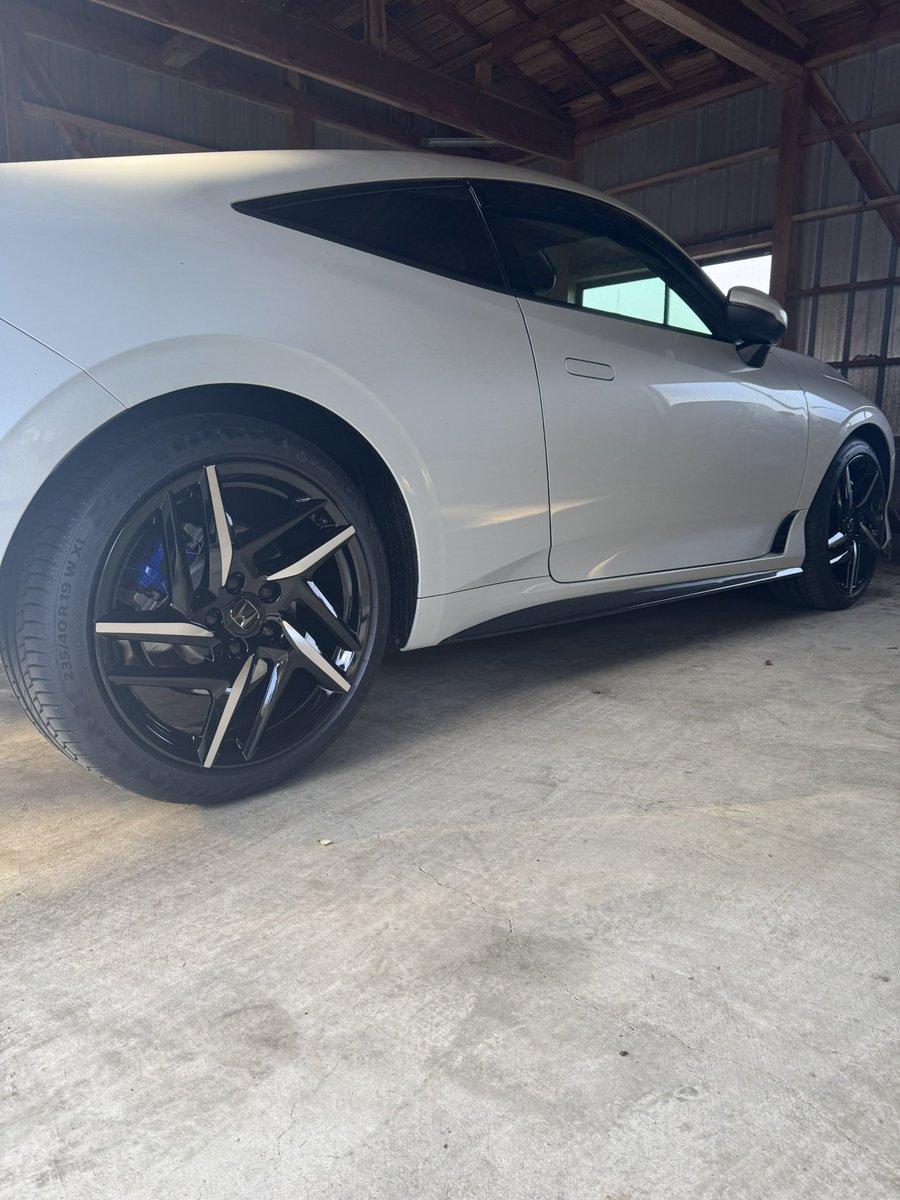 D_B_MAN_'s tweet image. タイヤ交換けど、プレリュードのオプションホイール…
左右専用じゃないから違和感と言うか、正直気持ち悪い🤮
車を買った時、ホイールの選択肢がこれか無限のやつしかなかったからな😭
購入時の説明とか、サイトでの説明文欲しかったな🥲さてどうしよう🤔でも車は好きなの😌
#プレリュード
#BF1